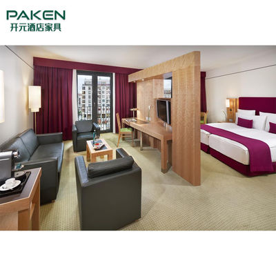 木のシンプルな設計のホテルの寝室の家具は置く