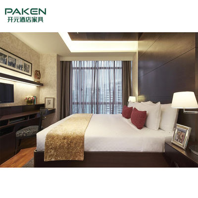 内部の現代木製のパネルのホテルの寝室の家具は置く
