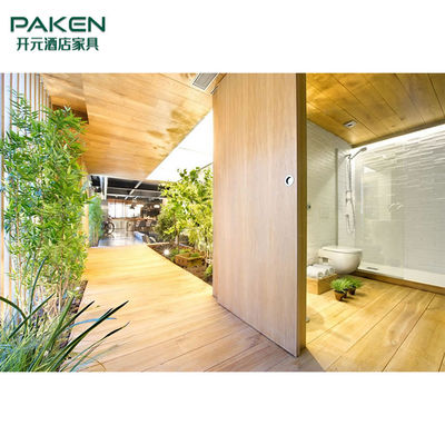 木および暖かい現代別荘の浴室の家具
