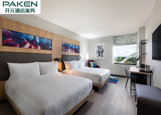 自然なベニヤのホテルの寝室セットの緩い家具+固定家具の大きい頭板