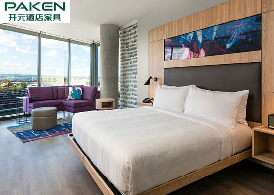 自然なベニヤのホテルの寝室セットの緩い家具+固定家具の大きい頭板